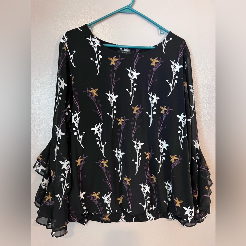 Women’s Blouse with Flowiness at Wrists